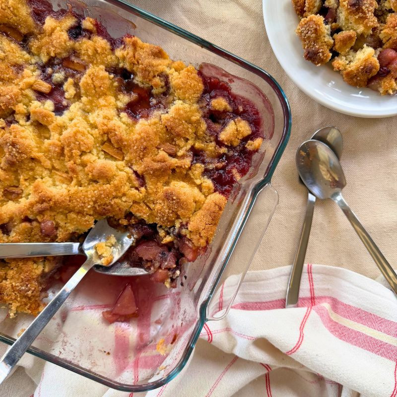 crumble-aux-fruits-rouges-pommes-et-chocolat-blanc-maison-borde.jpg