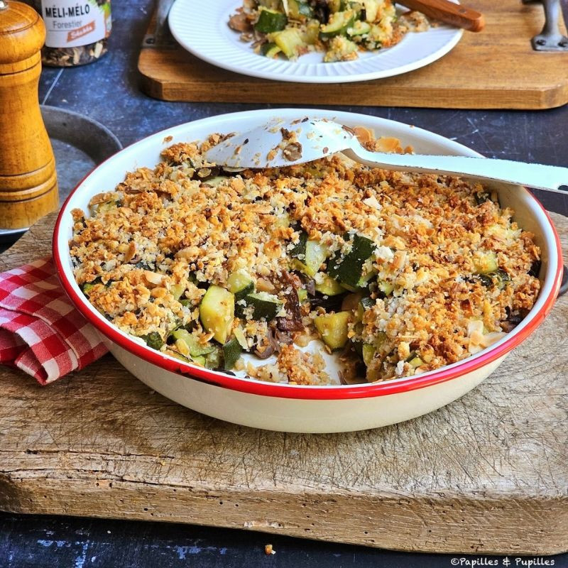 crumble-de-courgettes-aux-champignons-parmesan-et-amandes-maison-borde.jpg