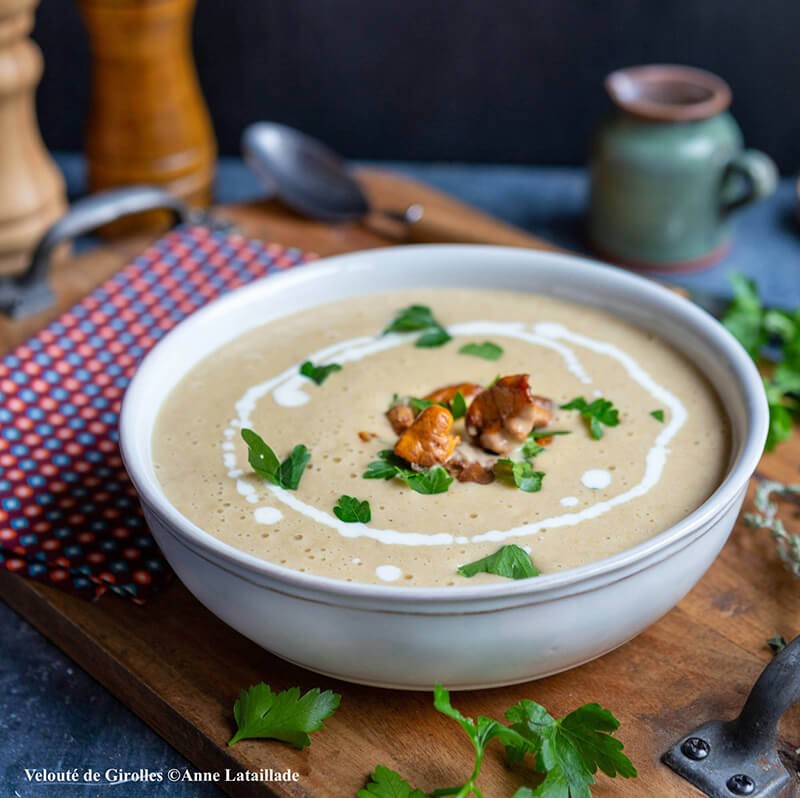 veloute-gourmand-aux-girolles-maison-borde.jpg